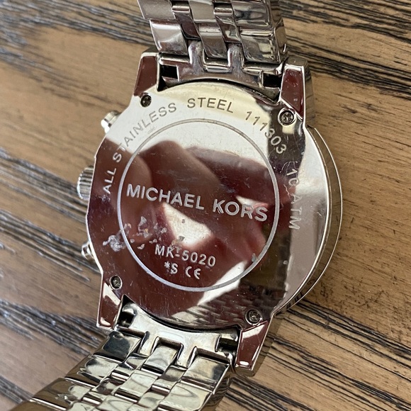 Michael Kors Silver Watch w box - Picture 7 of 8